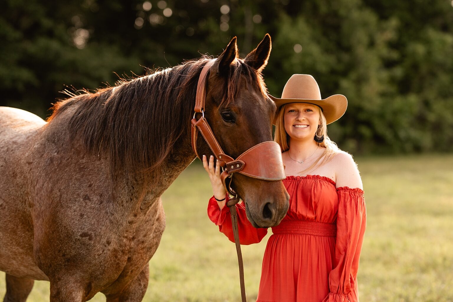 North Alabama western photographer takes pictures of cowgirl with gorgeous roan gelding near Huntsville, AL.