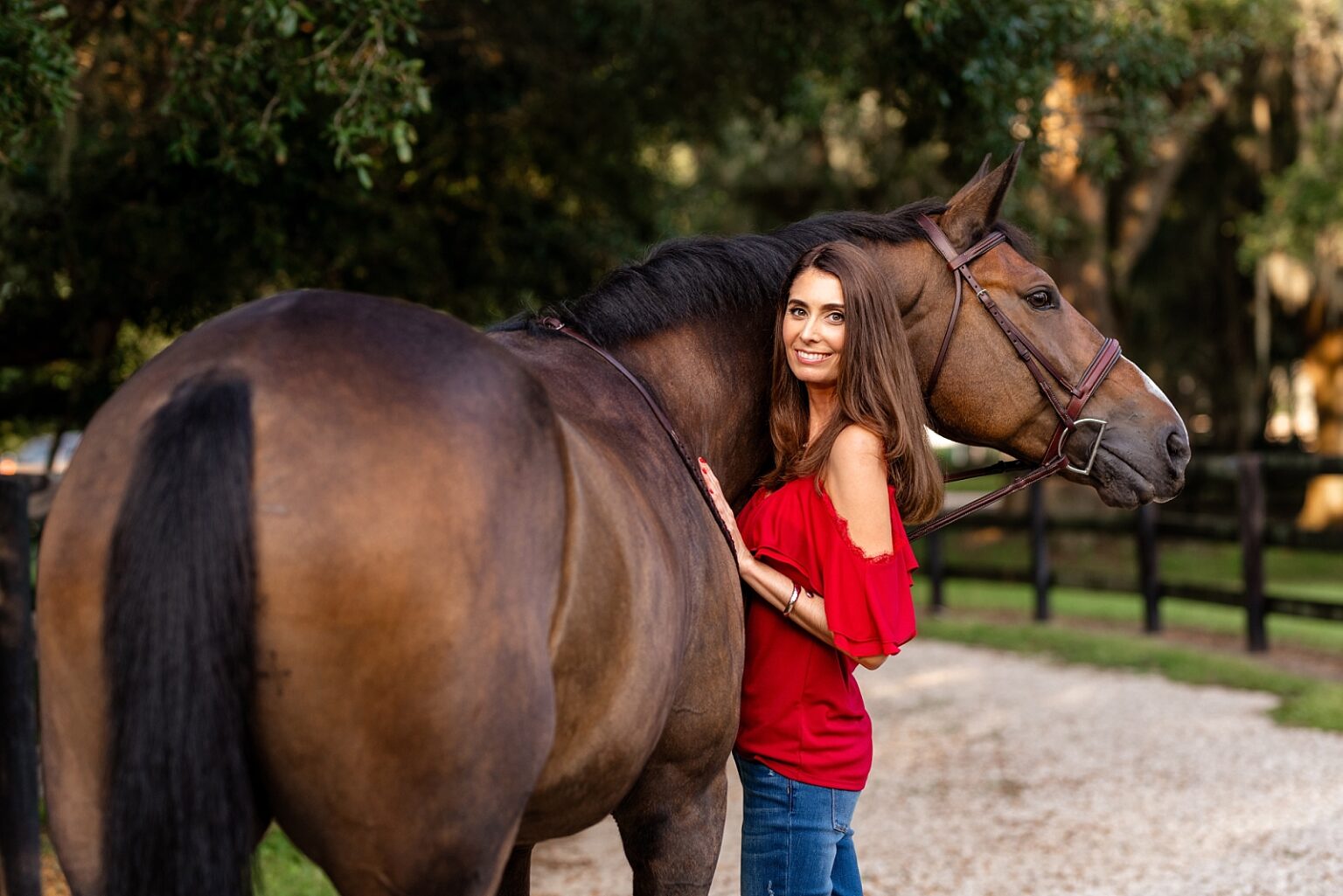 Horse and rider photoshoot in Tallahassee with casual outfit with red top and jeans. What to wear for equestrian photoshoot.